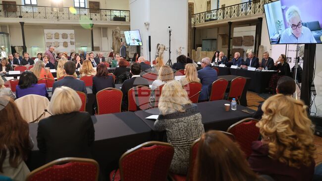 Много държави обсъждат различни мерки за ограничаване на социалните мрежи при децата, каза министър Красимир Вълчев на дискусия по темата