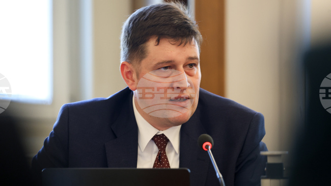 Депутатът от ПГ на ГЕРБ-СДС Димитър Николов отправи запитване до Милен Митев относно работата на предавателя на ултракъси вълни на БНР