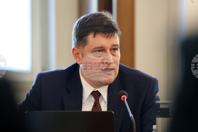 Депутатът от ПГ на ГЕРБ-СДС Димитър Николов отправи запитване до Милен Митев относно работата на предавателя на ултракъси вълни на БНР