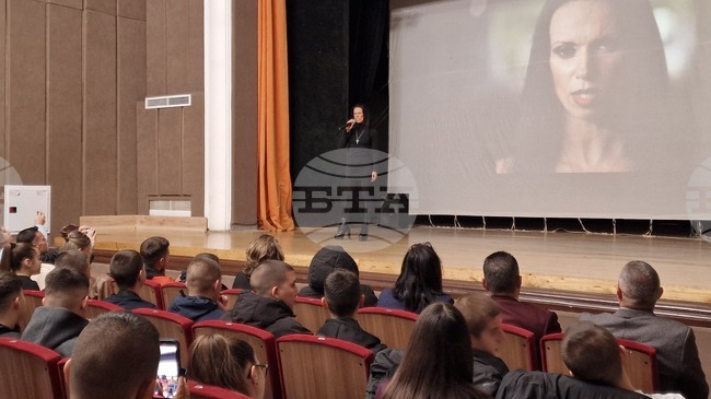 Ученици от Радомир се запознаха с риска от употребата на наркотици чрез филма „Един грам живот“