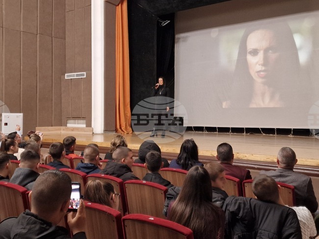 Ученици от Радомир се запознаха с риска от употребата на наркотици чрез филма „Един грам живот“