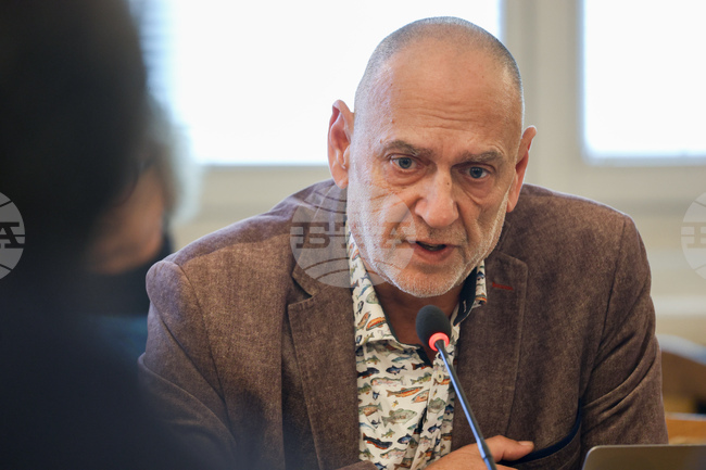 Ще се опитаме да осигурим още 1,5 млн. евро за придобиването на терена на Могиланската могила във Враца, каза Любен Дилов-син