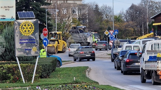 В Димитровград се извършва ремонт на кръговото кръстовище, част от републиканската пътна мрежа, с близо 80 хил. лева от бюджета на АПИ