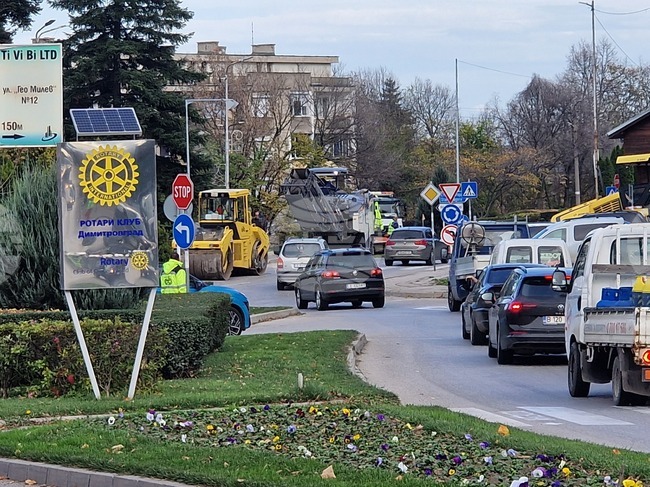В Димитровград се извършва ремонт на кръговото кръстовище, част от републиканската пътна мрежа, с близо 80 хил. лева от бюджета на АПИ