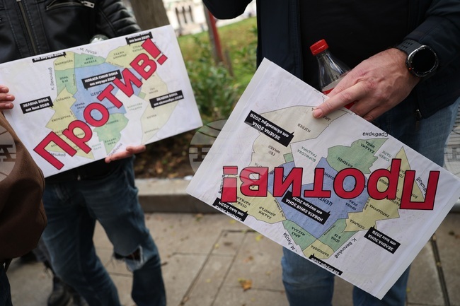 Протестиращи се събраха пред Столична община на протест с искане да отпадне предложението за разширение на зоните за паркиране