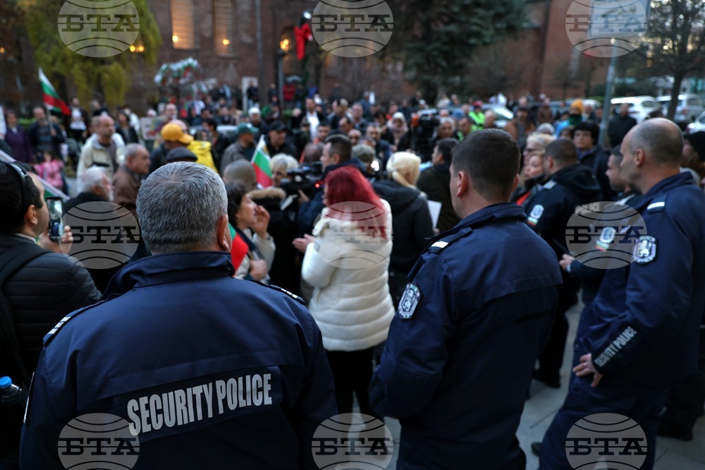 Protesters against Expansion of Blue, Green Parking Zones Block Intersection in Downtown Sofia; Deputy PM Karadjov among Those Held Up