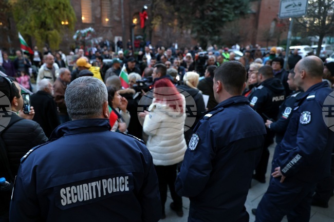 Protesters against Expansion of Blue, Green Parking Zones Block Intersection in Downtown Sofia; Deputy PM Karadjov among Those Held Up