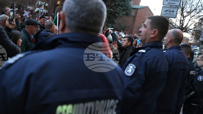 Протестиращи срещу разширяването на синя и зелена зона блокираха кръстовището до Военния клуб, сред блокираните беше вицепремиерът Караджов