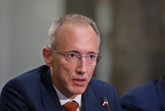 Министър Вълчев: Нужен е микс от мерки, с които да засилим вниманието и да ограничим вредното онлайн влияние върху децата