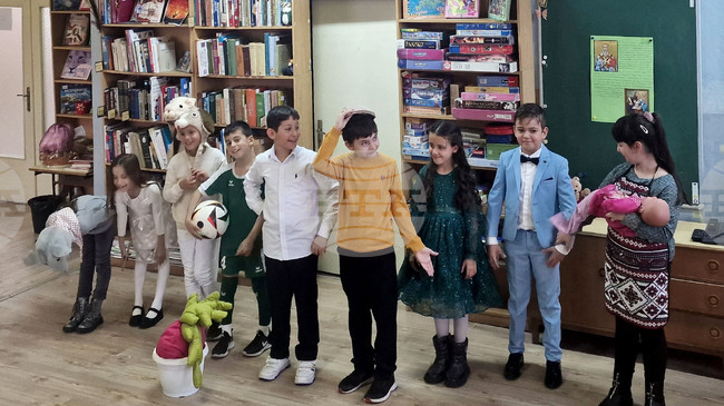 Ученици от Пазарджик представиха нов прочит на "Дядо вади ряпа" по случай Деня на четенето 