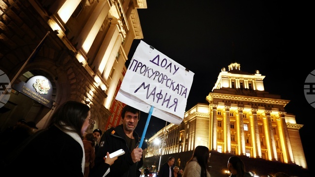 Граждани се събраха на протест под наслов "Свобода за политическите затворници" пред сградата на Народното събрание