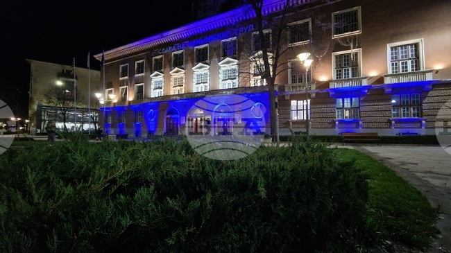 Сградата на Минна дирекция в Перник бе осветена в синя светлина като част от Националната кампания „Бъди смел, бъди добър“