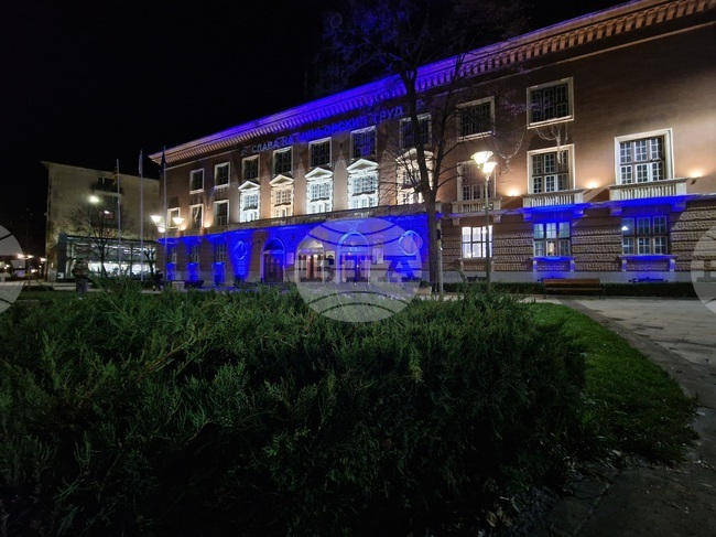 Сградата на Минна дирекция в Перник бе осветена в синя светлина като част от Националната кампания „Бъди смел, бъди добър“