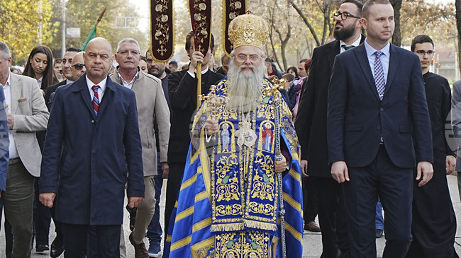 Най-силната молитва е детската, каза Пловдивският митрополит Николай в навечерието на празника Въведение Богородично