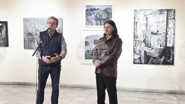 Ранни и нови творби на Ангел Илиев показва ретроспективната изложба “Присъствие” в Добрич