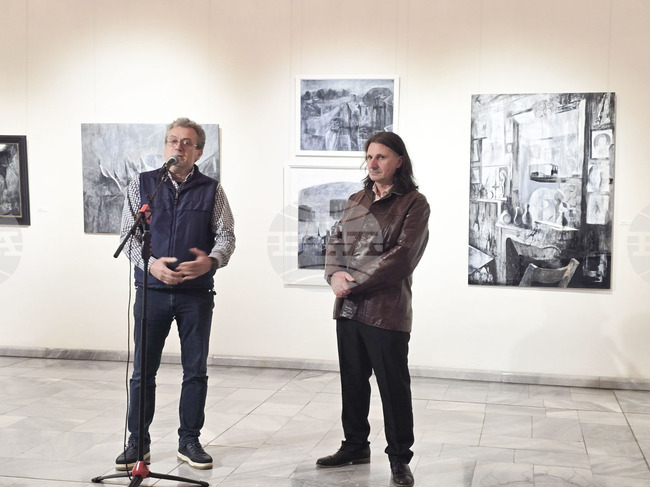 Ранни и нови творби на Ангел Илиев показва ретроспективната изложба “Присъствие” в Добрич