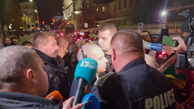 Протестиращи срещу разширяването на синя и зелена зона спряха движението на кръстовището до Военния клуб, сред блокираните беше вицепремиерът Караджов