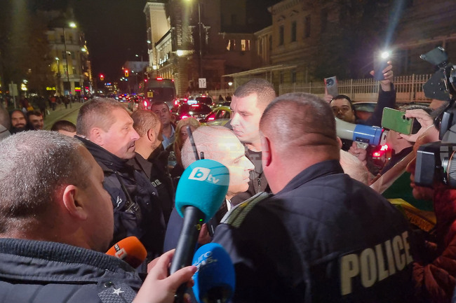 Протестиращи срещу разширяването на синя и зелена зона спряха движението на кръстовището до Военния клуб, сред блокираните беше вицепремиерът Караджов