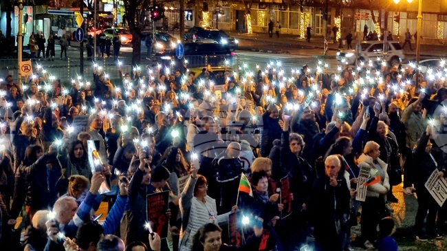 С призиви да бъдат освободени политическите затворници варненци протестират в подкрепа на Благомир Коцев