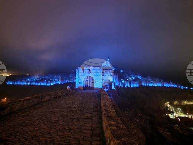 Във Велико Търново крепостта „Царевец“ светна в синьо срещу насилието над и между деца