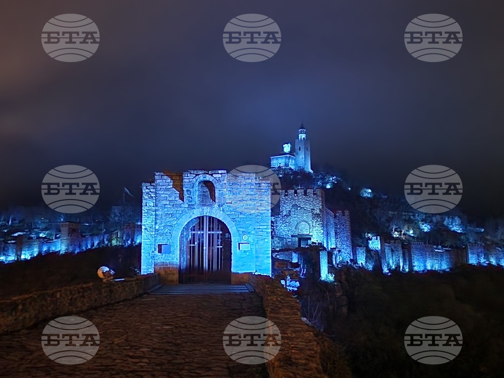 Велико Търново - Царевец светна в синьо срещу насилието над и между деца