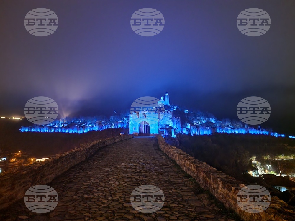 Велико Търново - Царевец светна в синьо срещу насилието над и между деца