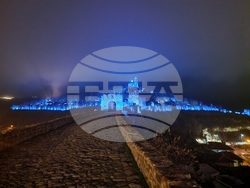 Велико Търново - Царевец светна в синьо срещу насилието над и между деца