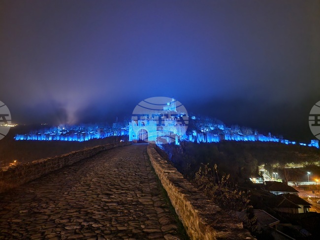 Велико Търново - Царевец светна в синьо срещу насилието над и между деца
