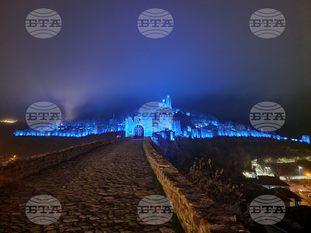 Велико Търново - Царевец светна в синьо срещу насилието над и между деца