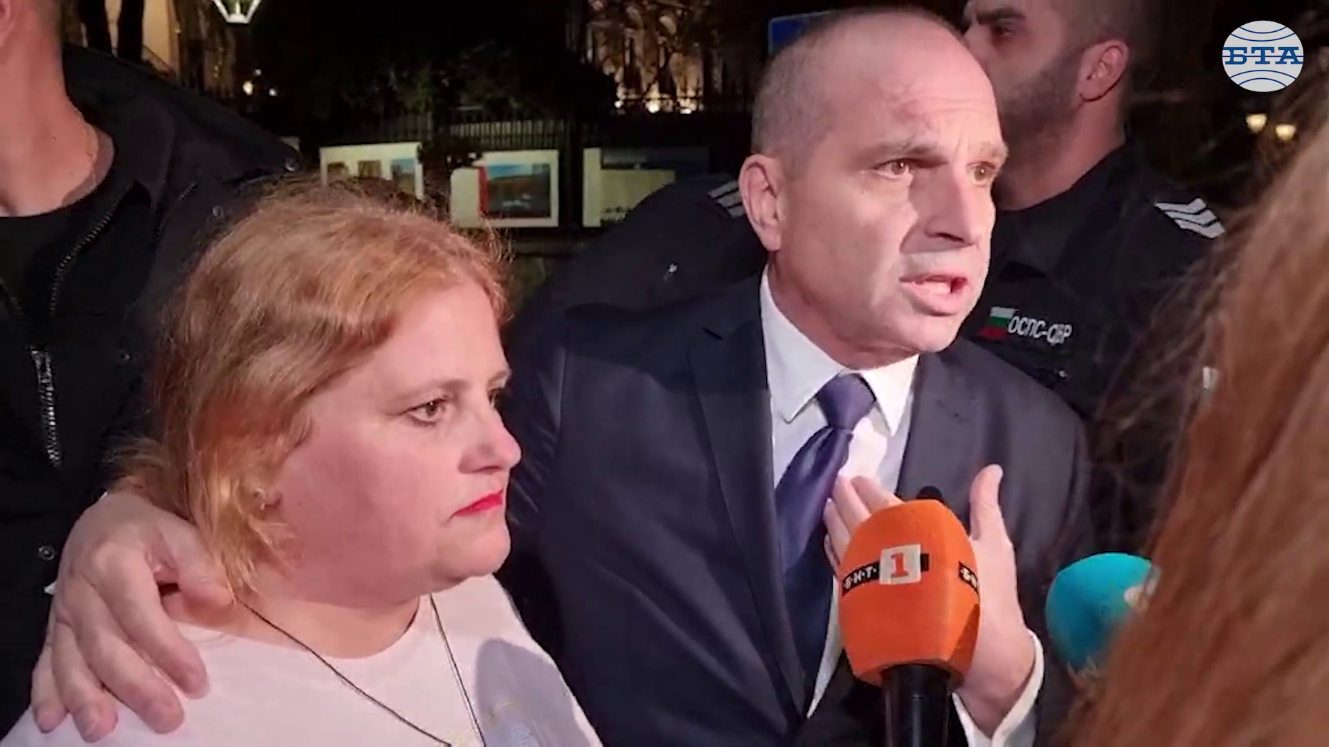 Протестиращи срещу разширяването на синя и зелена зона спряха движението на кръстовището до Военния клуб, сред блокираните беше вицепремиерът Караджов