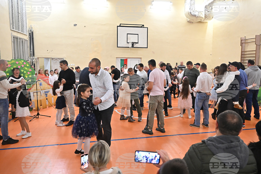 Ученици, учители и родители отбелязаха заедно Деня на християнското семейство в Трето ОУ „Петър Берон“ в Монтана