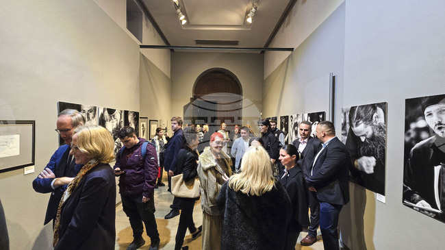 При пълна зала в Атина бе открита изложбата „Атон в рисунки и фотографии“, показваща над 50 експедиции до Света гора за две десетилетия