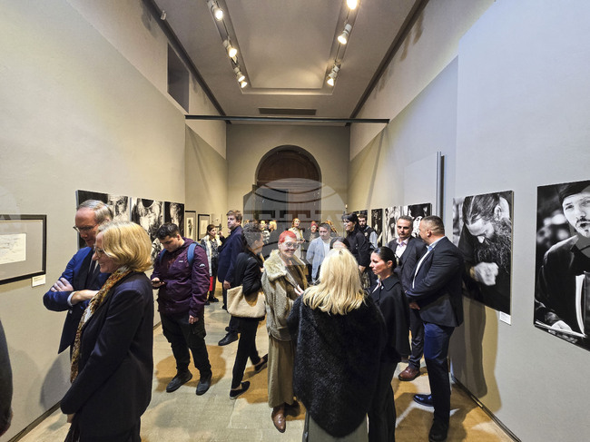 При пълна зала в Атина бе открита изложбата „Атон в рисунки и фотографии“, показваща над 50 експедиции до Света гора за две десетилетия