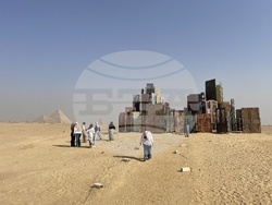 Камък, дърво, метал и вятър са сред изразните средства в изложба на фона на древноегипетските пирамиди