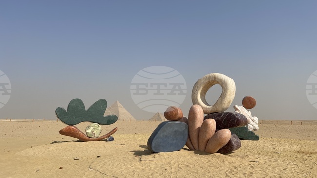 Камък, дърво, метал и вятър са сред изразните средства в изложба на фона на древноегипетските пирамиди