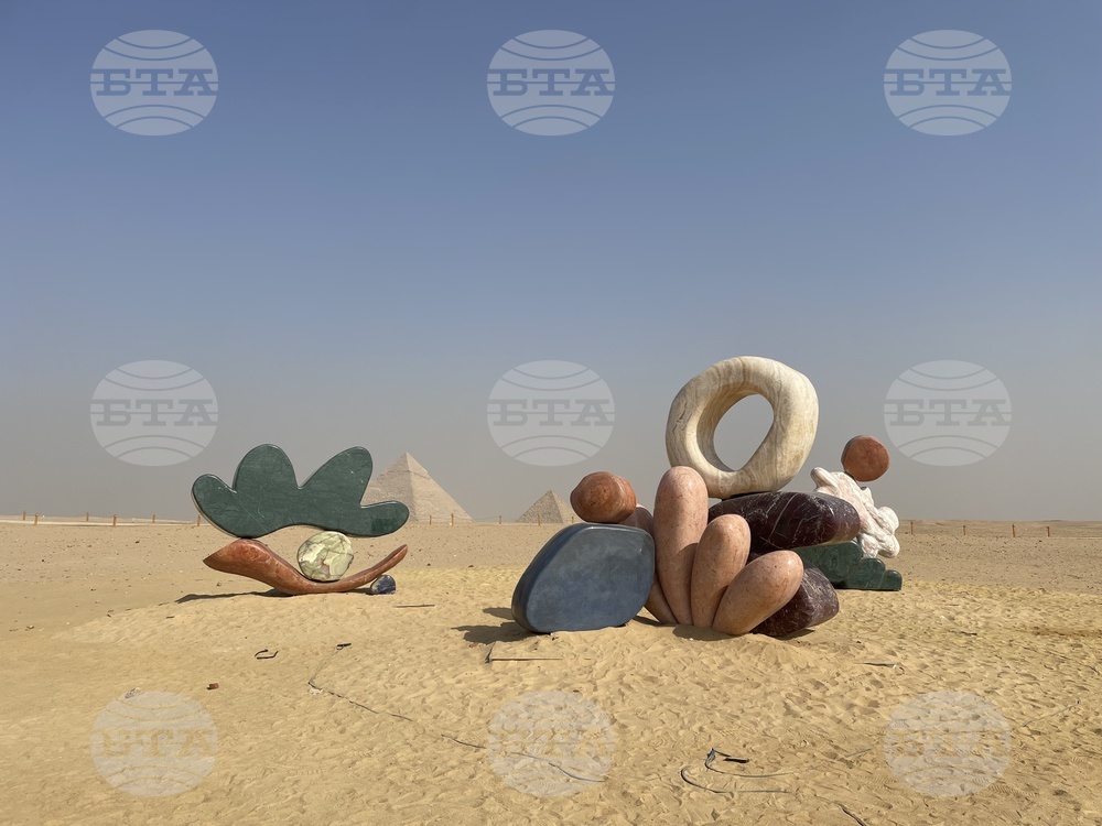 Камък, дърво, метал и вятър са сред изразните средства в изложба на фона на древноегипетските пирамиди