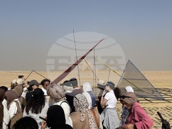 Камък, дърво, метал и вятър са сред изразните средства в изложба на фона на древноегипетските пирамиди