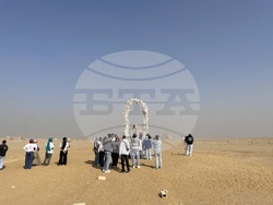 Камък, дърво, метал и вятър са сред изразните средства в изложба на фона на древноегипетските пирамиди