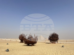 Камък, дърво, метал и вятър са сред изразните средства в изложба на фона на древноегипетските пирамиди