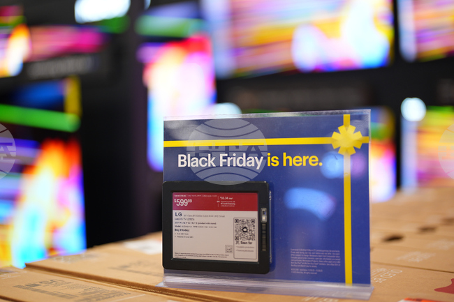 Черният петък ще постави през тази седмица акцент върху потребителските разходи, в Лондон ще бъде представен проектобюджетът за 2026 г. 