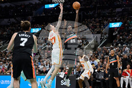 Hawks Spurs Basketball