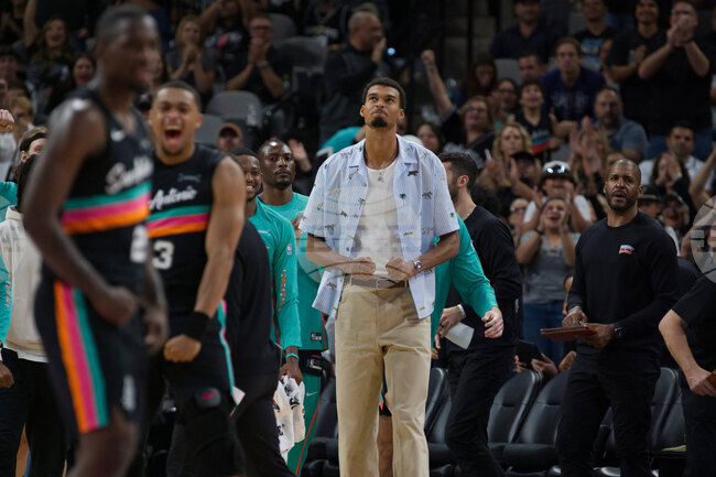 Баскетболистът на Сан Антонио Виктор Уембаняма ще се завърне на терена преди Коледа