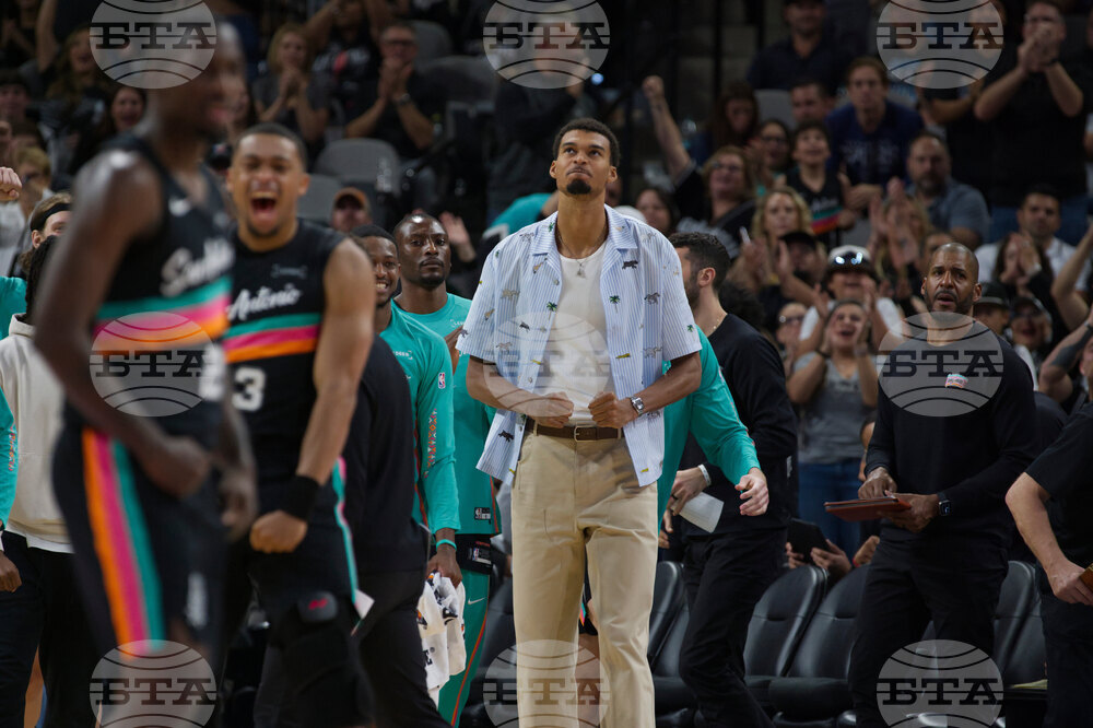 Hawks Spurs Basketball