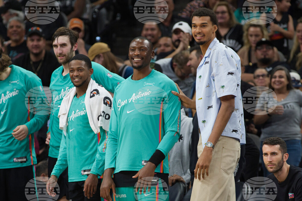 Hawks Spurs Basketball