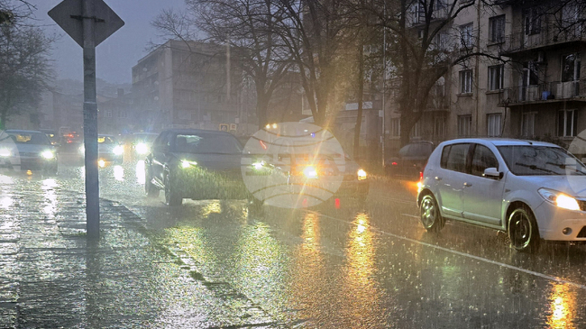 За силен дъжд и наводнена настилка по път I-1 в района на Благоевград предупреждават от Агенция „Пътна инфраструктура“