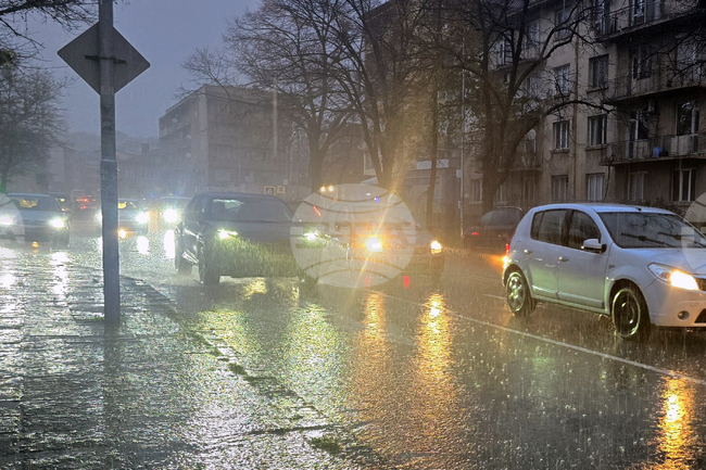 Повече от десет сигнала за наводнени мазета са подадени в районната пожарна служба в Петрич 