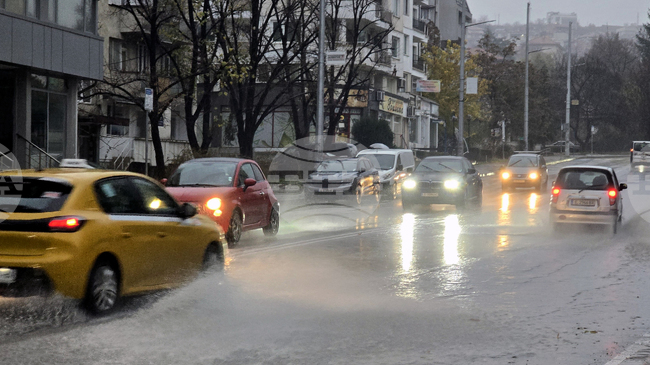 На четири сигнала за наводнени къщи и дворове се е отзовало Аварийното звено в Петрич