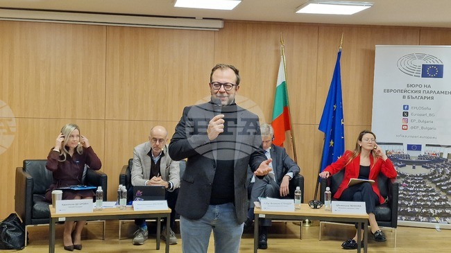 Защита на децата от рисковете в интернет дискутират на форум в София представители на европейски инстутиции, журналисти и експерти 