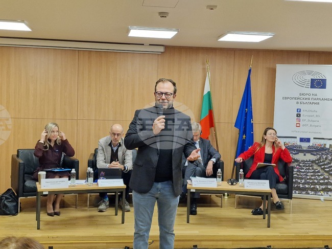 Защита на децата от рисковете в интернет дискутират на форум в София представители на европейски институции, журналисти и експерти 