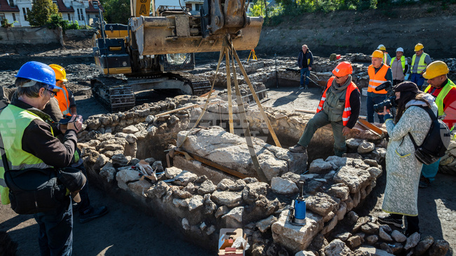 Археолози откриха древноримски саркофаг на 1700 години в унгарската столица Будапеща